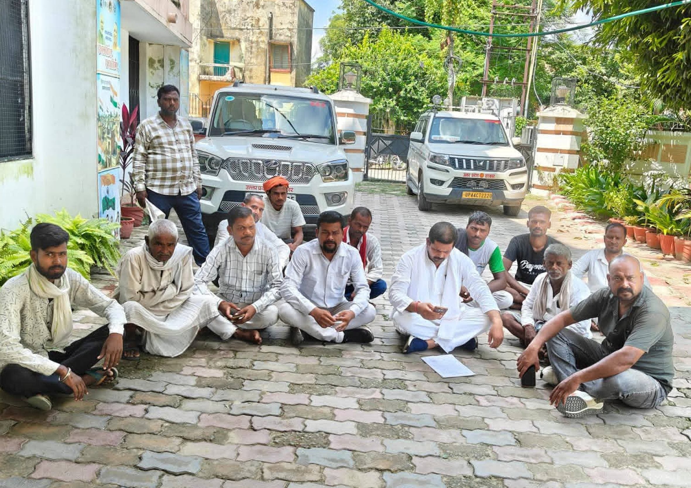 विकास भवन में धरने पर बैठे ग्राम पंचायत हेमरिया के प्रशासक व अन्य। 