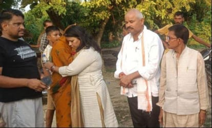 विनोद साहनी की पत्नी को गले लगाकर सांत्वना देतीं कांग्रेस ओबीसी मोर्चा की राष्ट्रीय सहसंयोजक मह