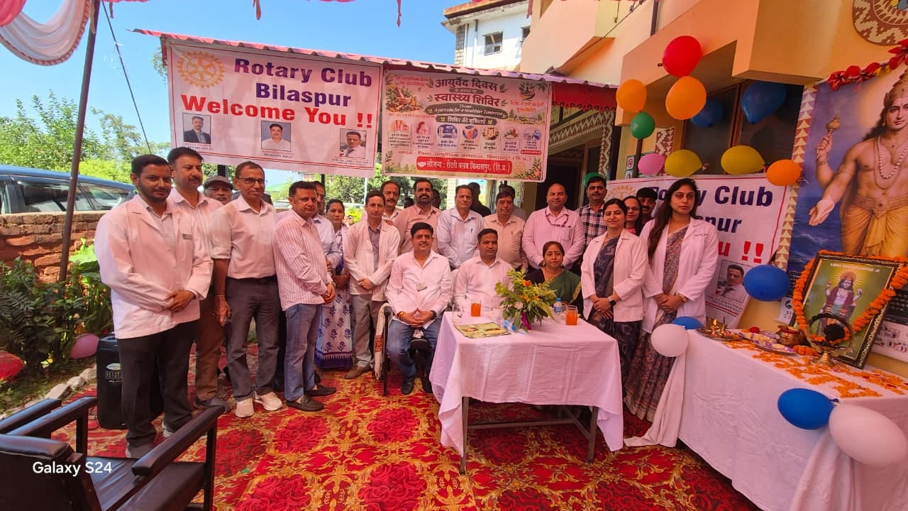 आयुर्वेदिक अस्पताल  बिलासपुर में आयोजित स्वास्थ्य शिविर में मौजूद मुख्यातिथि व चिकित्सक। स्रोत: