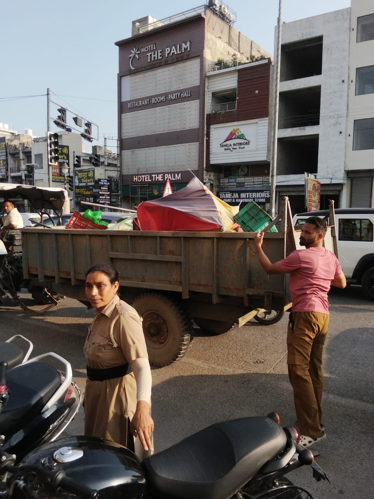 Encroachment removed in Mahesh Nagar, boards and goods seized