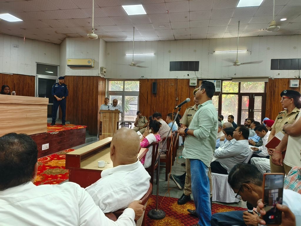 अंबाला सिटी के पंचायत भवन में जीएसटी विभाग से जुड़ी शिकायत बताता शिकायतकर्ता। संवाद
