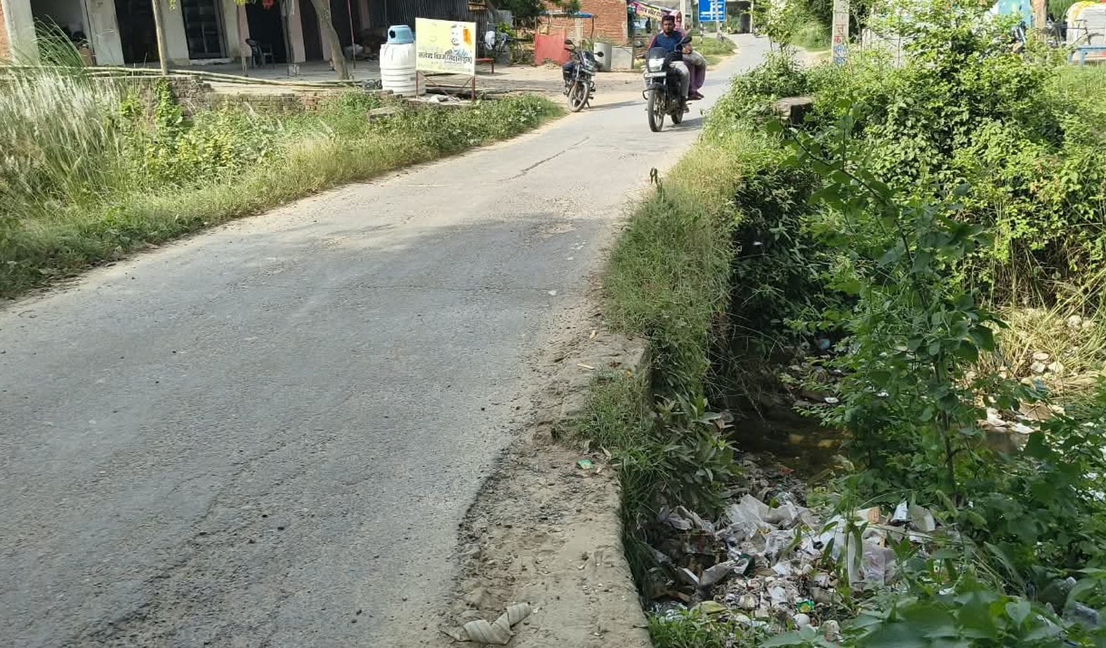  अखंडनगर-नगरी मार्ग पर स्थित नाला। संवाद