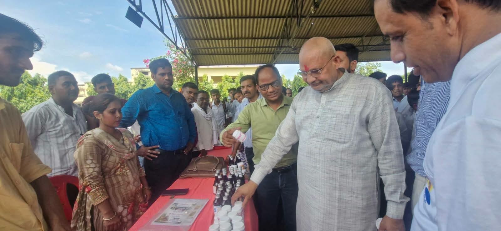 अलक्षेंद्र इंटर काॅलेज में आयोजित कार्यक्रम में निरीक्षण करते जिला पंचायत अध्यक्ष। 