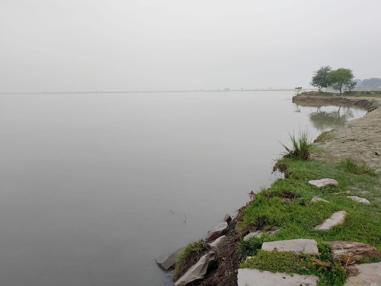 अर्जुनपुर गांव में कटान करती सरयू संवाद