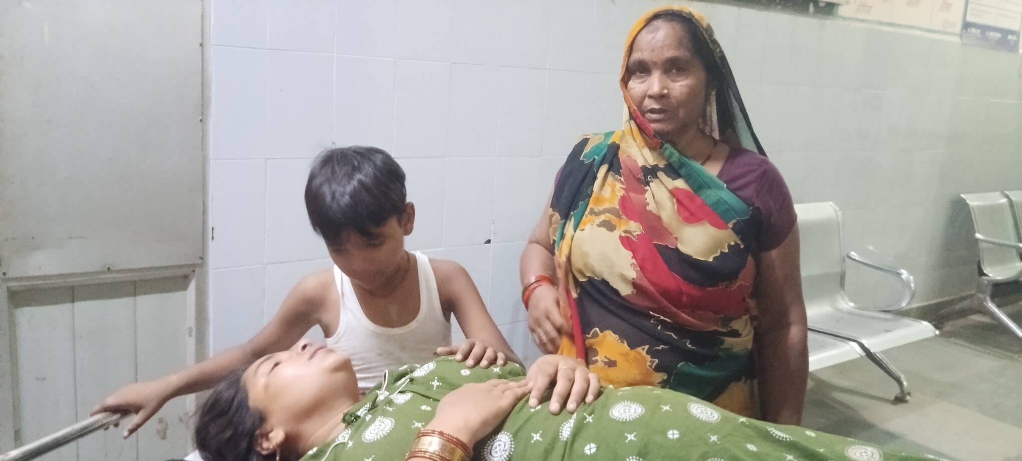 अस्पताल में भर्ती दंपती। संवाद