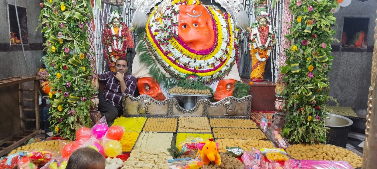 Bappa adorned with dry fruits; 'Chhappan Bhog' offered to Bada Ganesh on the occasion of the Chhathi festival
