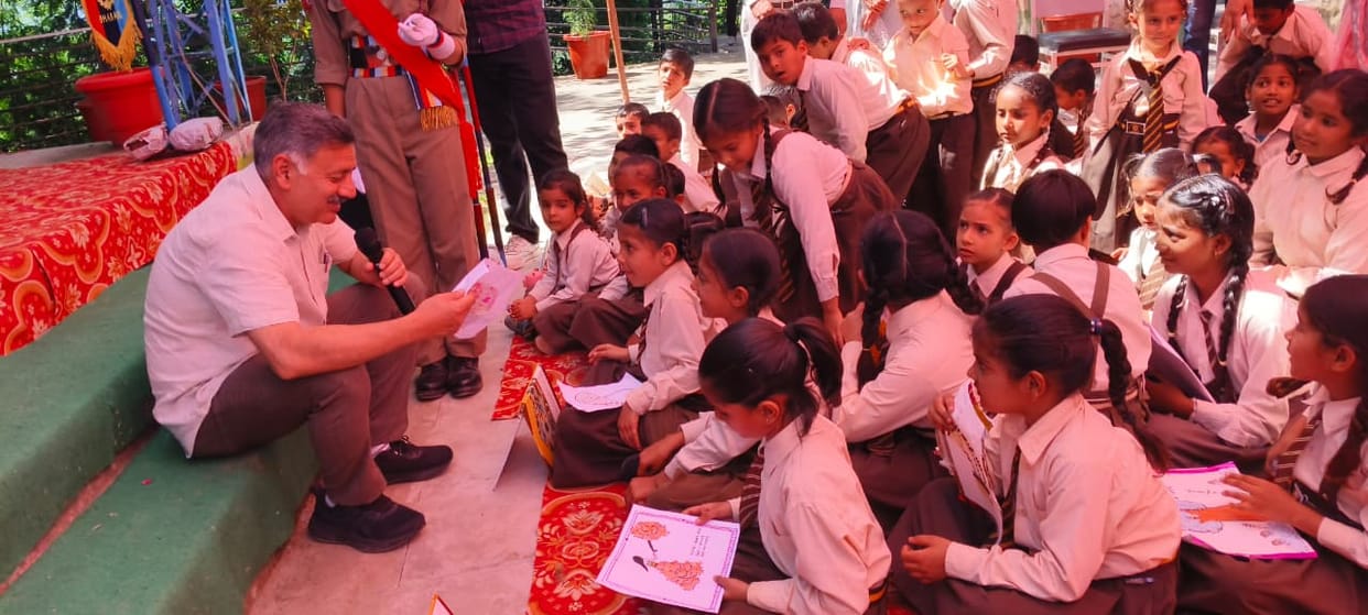 Students asked Minister Dharmani about the development priorities for Ghumarwin.