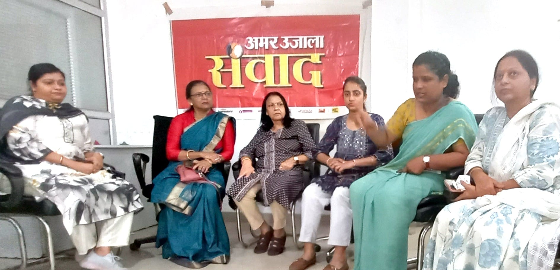 बिजनौर में अमर उजाला के संवाद कार्यक्रम में उपस्थित महिलाएं। संवाद