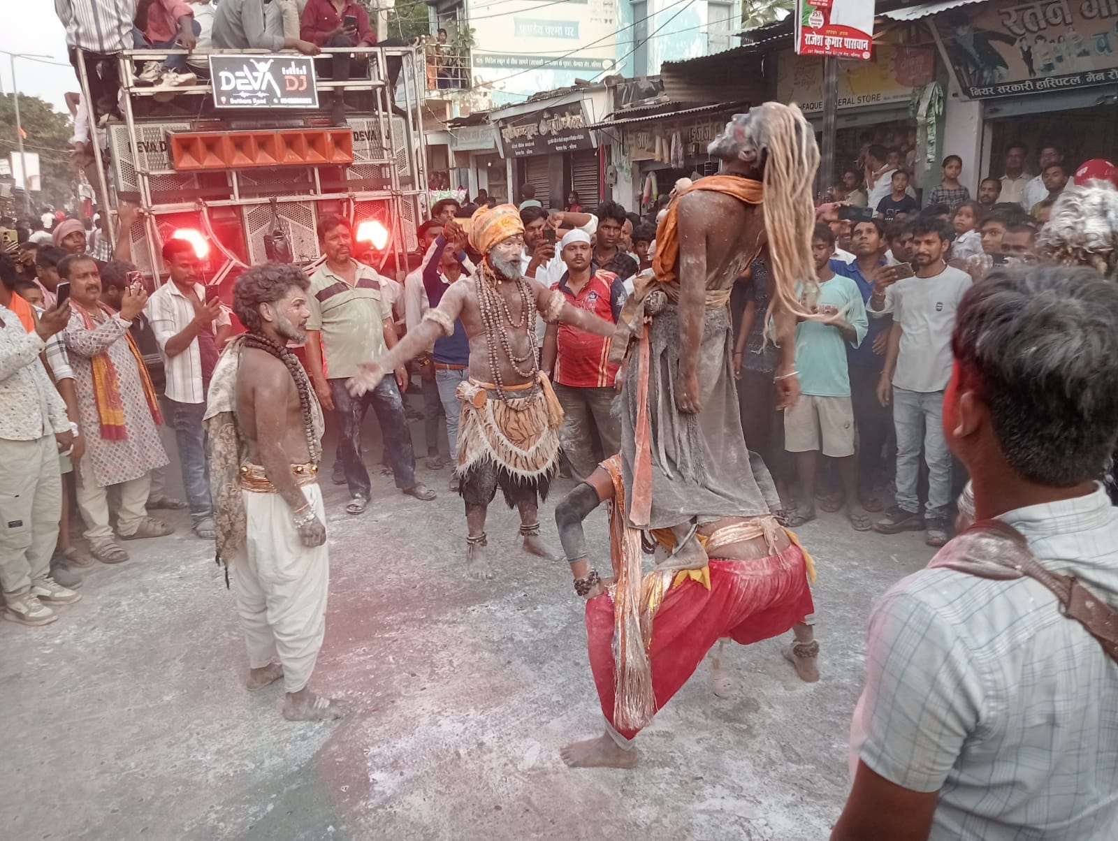 बेल्थरारोड कस्बा में आयोजित महावीरी झंडा जुलूस में करतब दिखाते खिलाड़ी। जागरुक पाठक