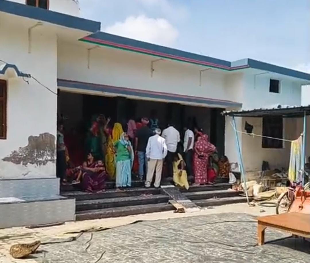 ब्रह्मानंद यादव के घर पर लगी भीड़-संवाद