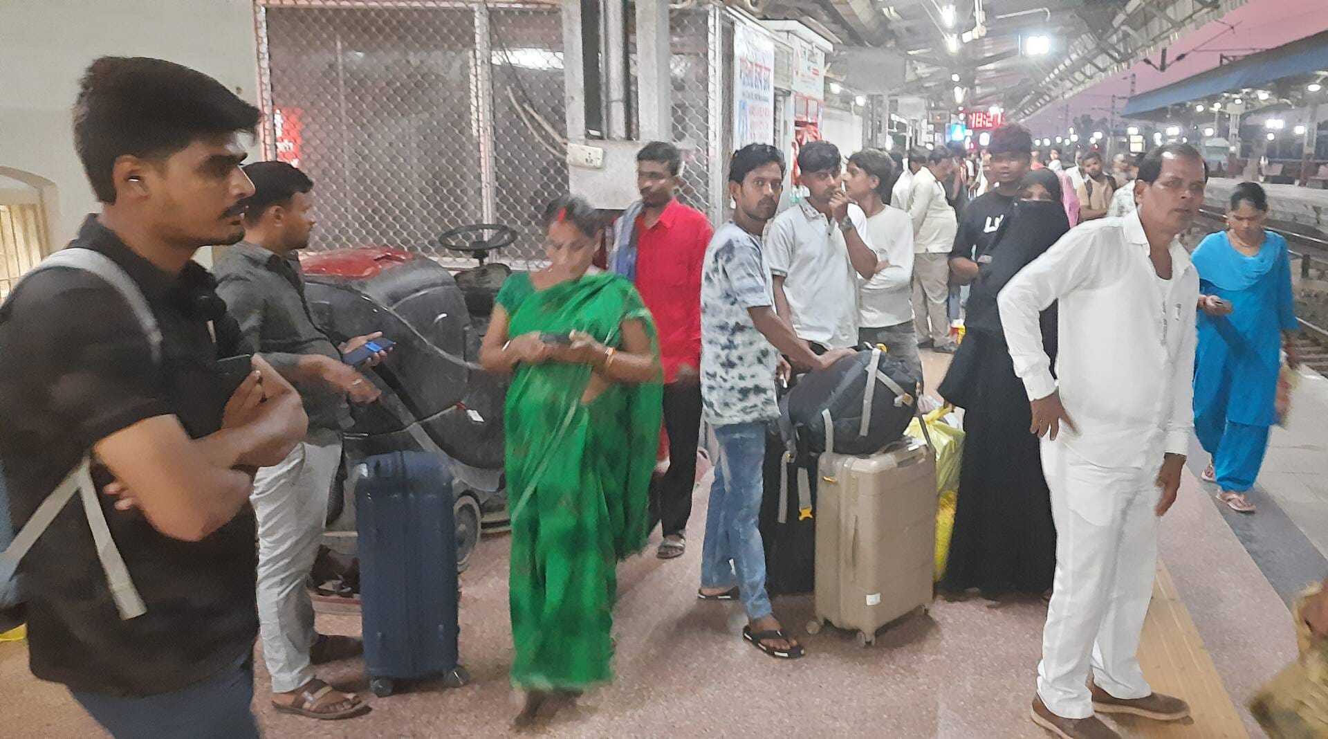 बस्ती रेलवे स्टेशन पर ट्रेन की प्रतीक्षा करते यात्री।संवाद