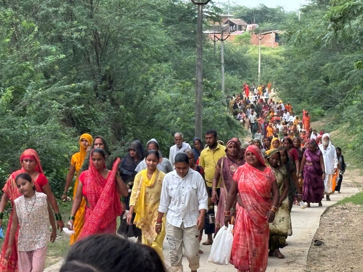 Chants of "Har-Har Mahadev" and "Radhe-Radhe" echoed during the saints' foot march in Bateshwar.
