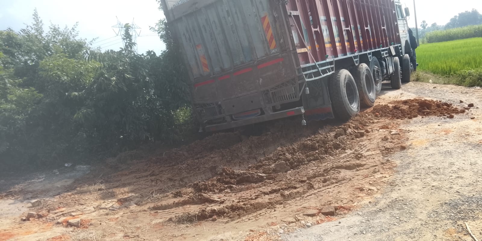 बदहाल कोईरियापार बाईपास से गुजरता ट्रक। संवाद