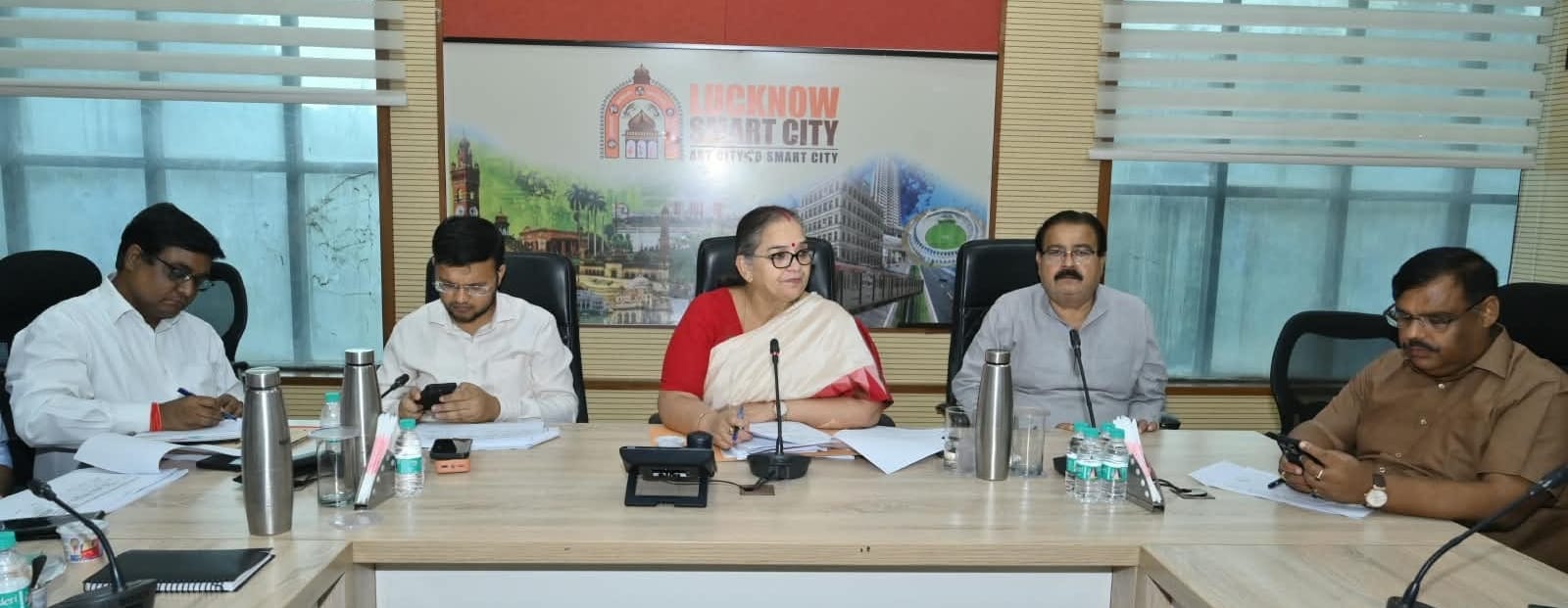 बैठक करतीं महपौर सुषमा खर्कवाल।
