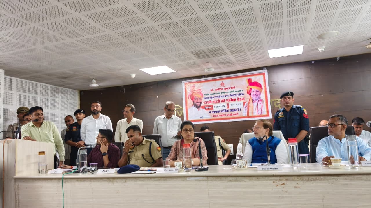 बैठक में शिकायतें सुनते हुए मंत्री डॉ. अरविंद शर्मा, उपायुक्त व अन्य। 