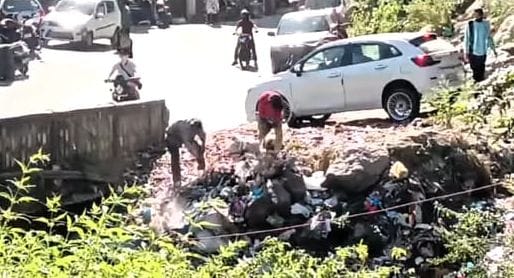 Video of garbage being dumped into a drain goes viral; sparks discussion in Sultanpur.