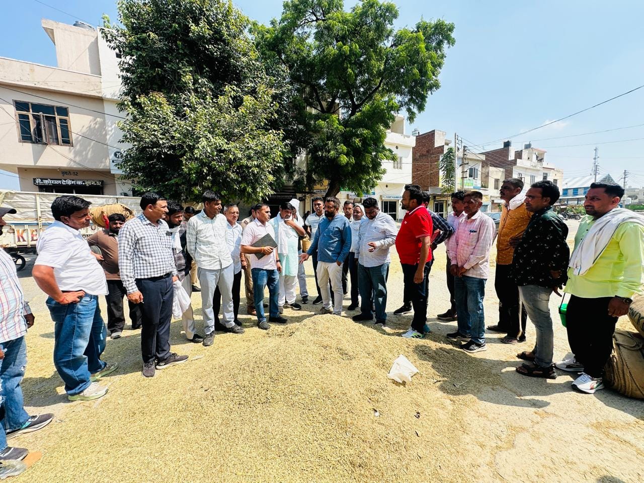 चीका मंडी में निरीक्षण करते एसडीएम। विज्ञप्ति