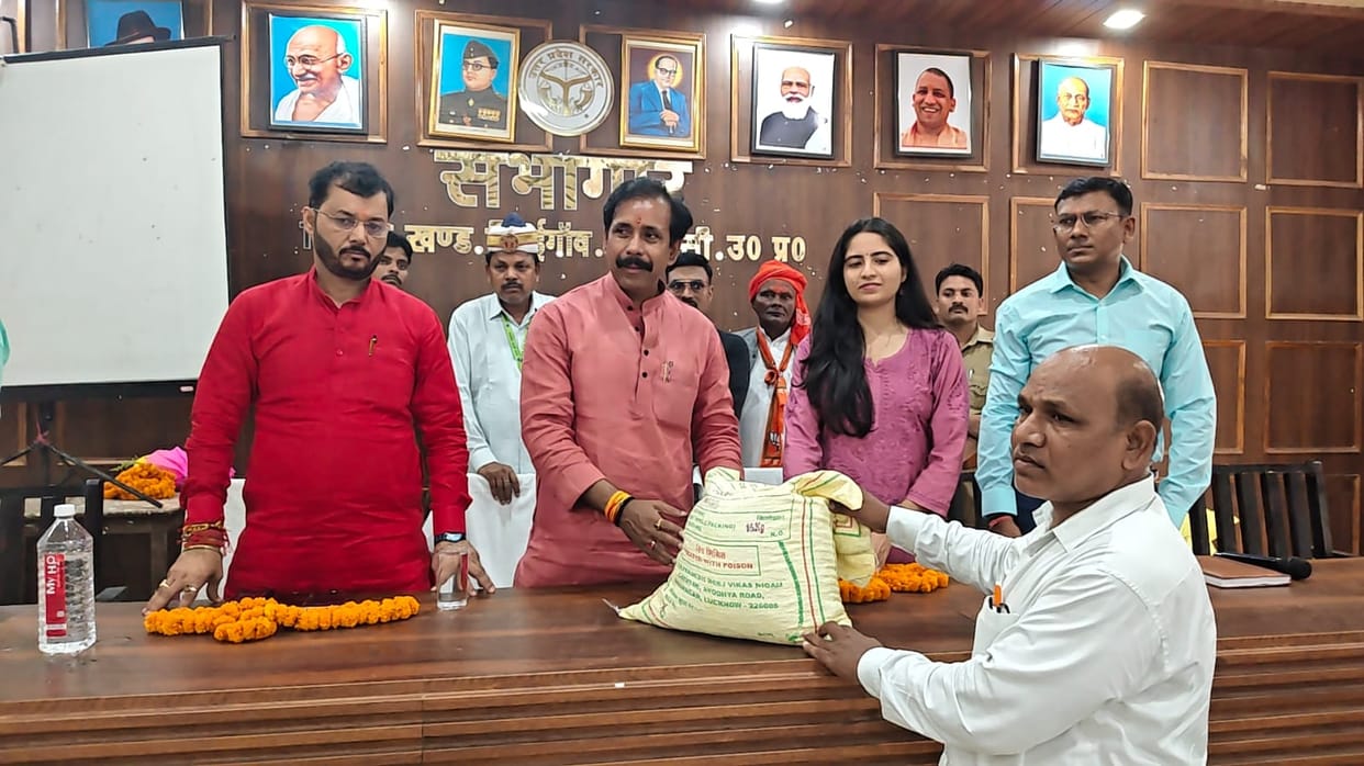 Cabinet Minister distributed pulse and oilseed seeds