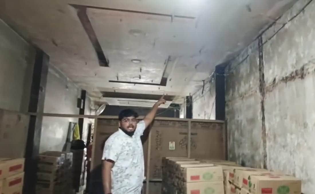 Thieves broke through the roof door and ransacked the liquor shop.