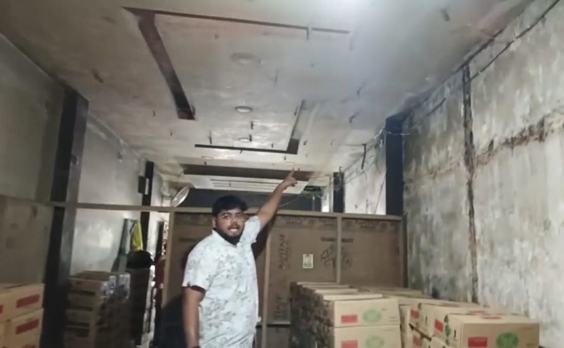 Thieves broke through the roof door and ransacked the liquor shop.