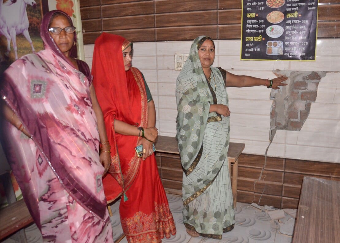 छर्रा अड्डा पुल के नीचे डाली जा रही सीवर लाइन के दौरान घर में आई दरारों को दिखाती महिला। 