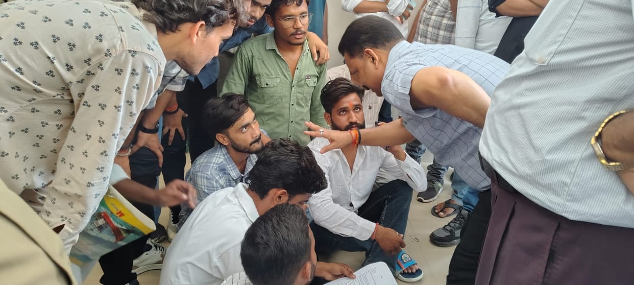Protest held for the restoration of the student union.
