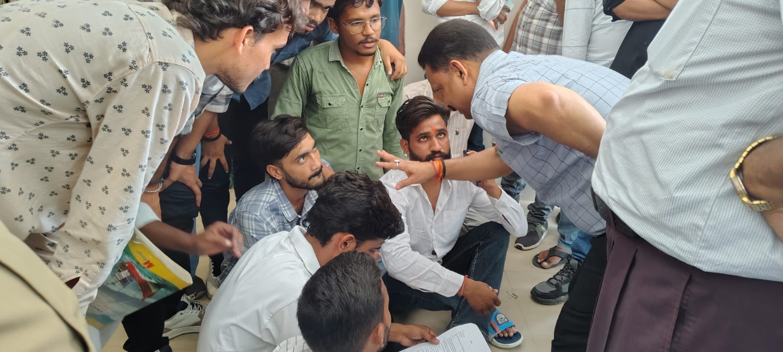 छात्रसंघ की बहाली के लिए किया प्रदर्शन