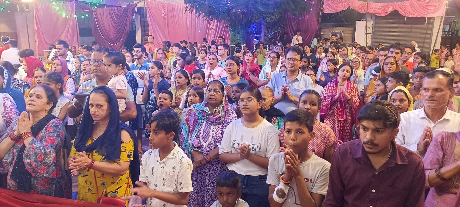 छावनी के दयाल बाग स्थित राजा के पंडाल में श्रद्धालु बप्पा की आरती करते हुए। संवाद