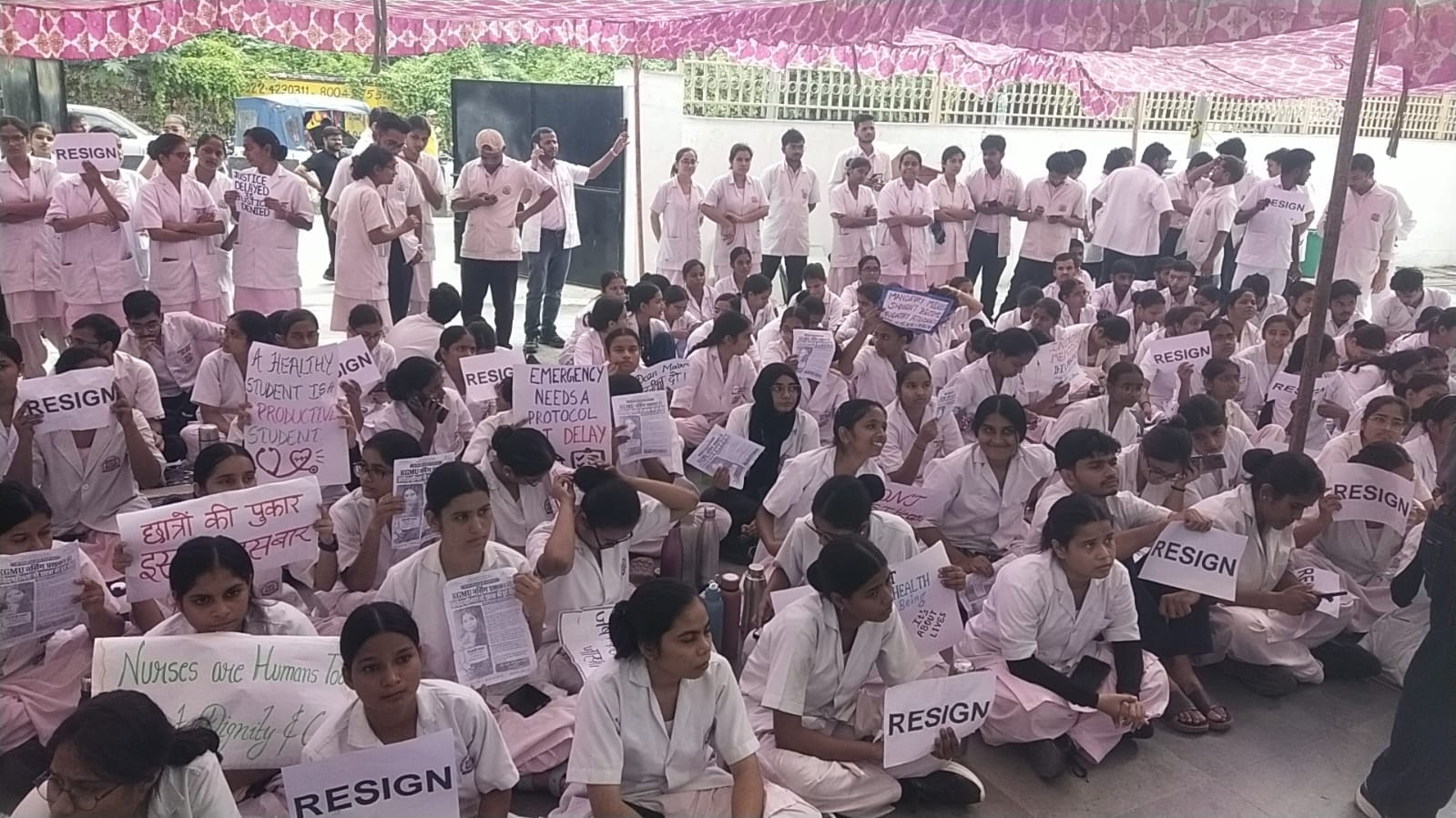डीन के इस्तीफे की मांग पर अड़े रहे नर्सिंग छात्र-छात्राएं।