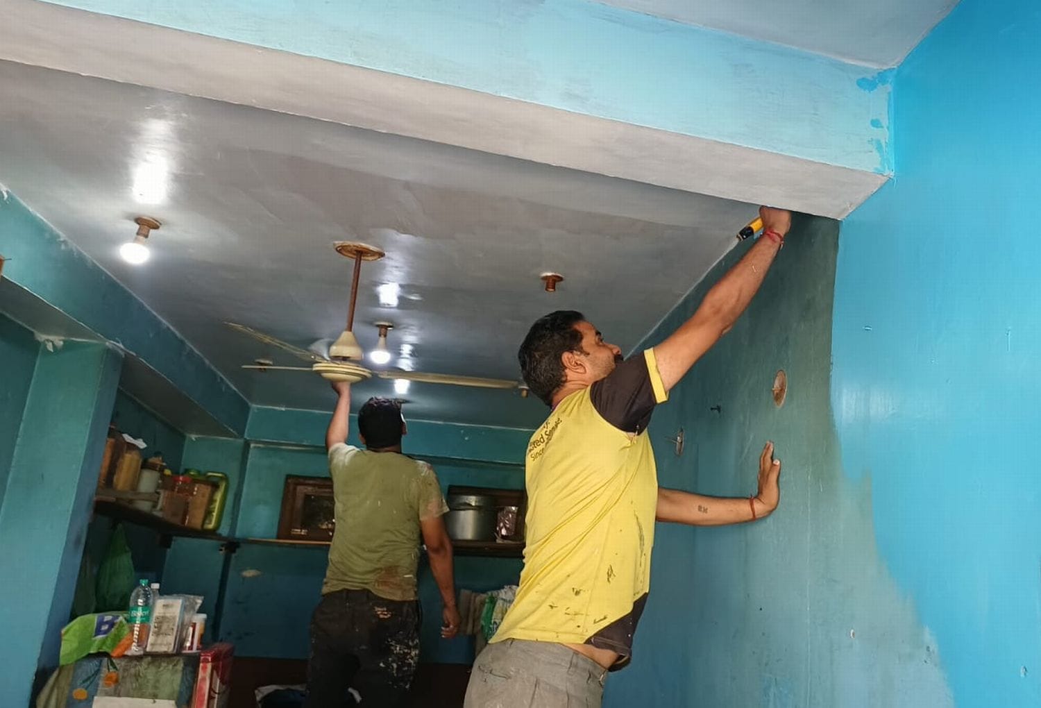ढालपुर में दशहरा की तैयारी में  ढाबा में रंग रोगन करते हुए। संवाद।