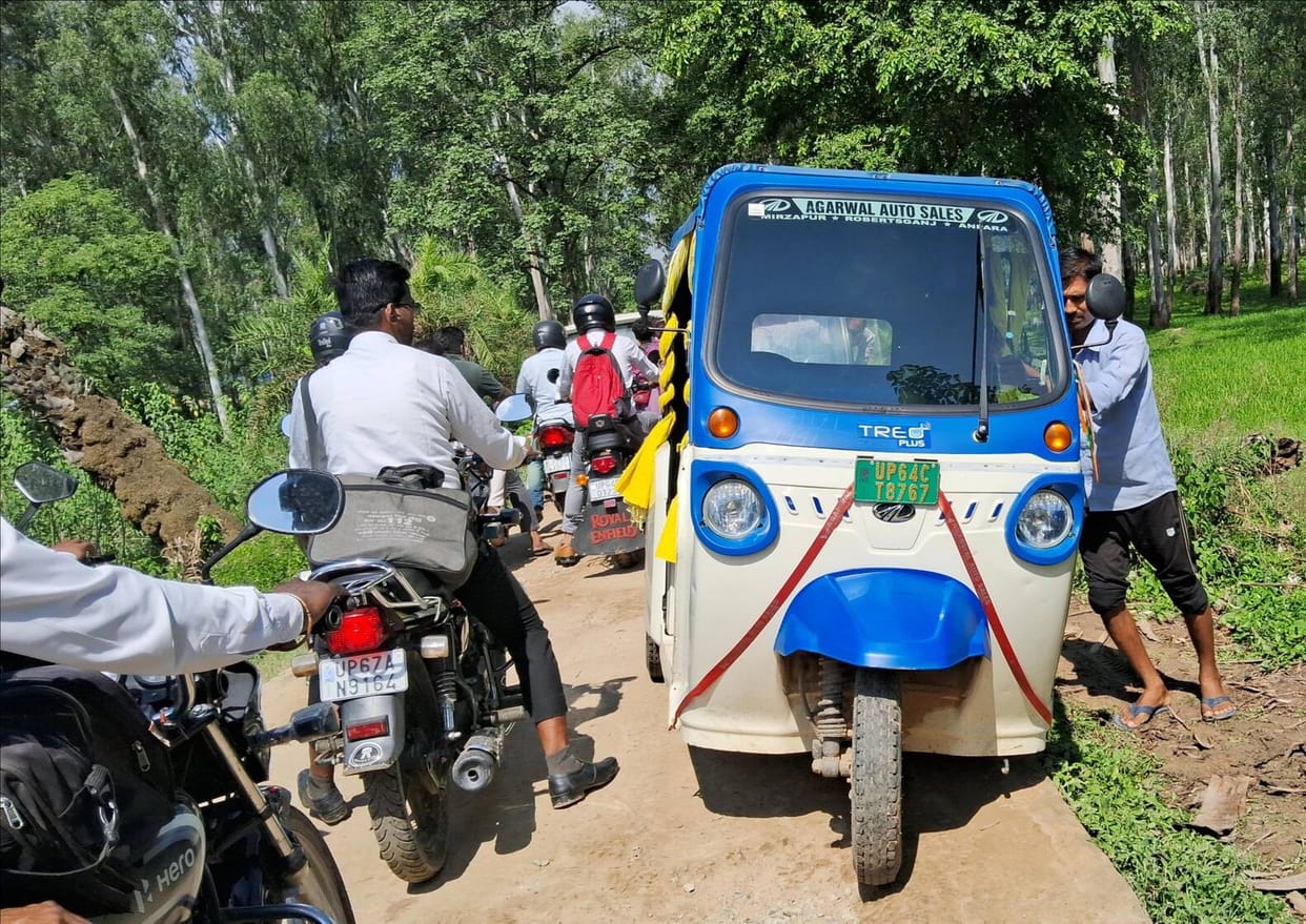 Vehicles passed through Mehudi, leading to traffic jams on the narrow road.