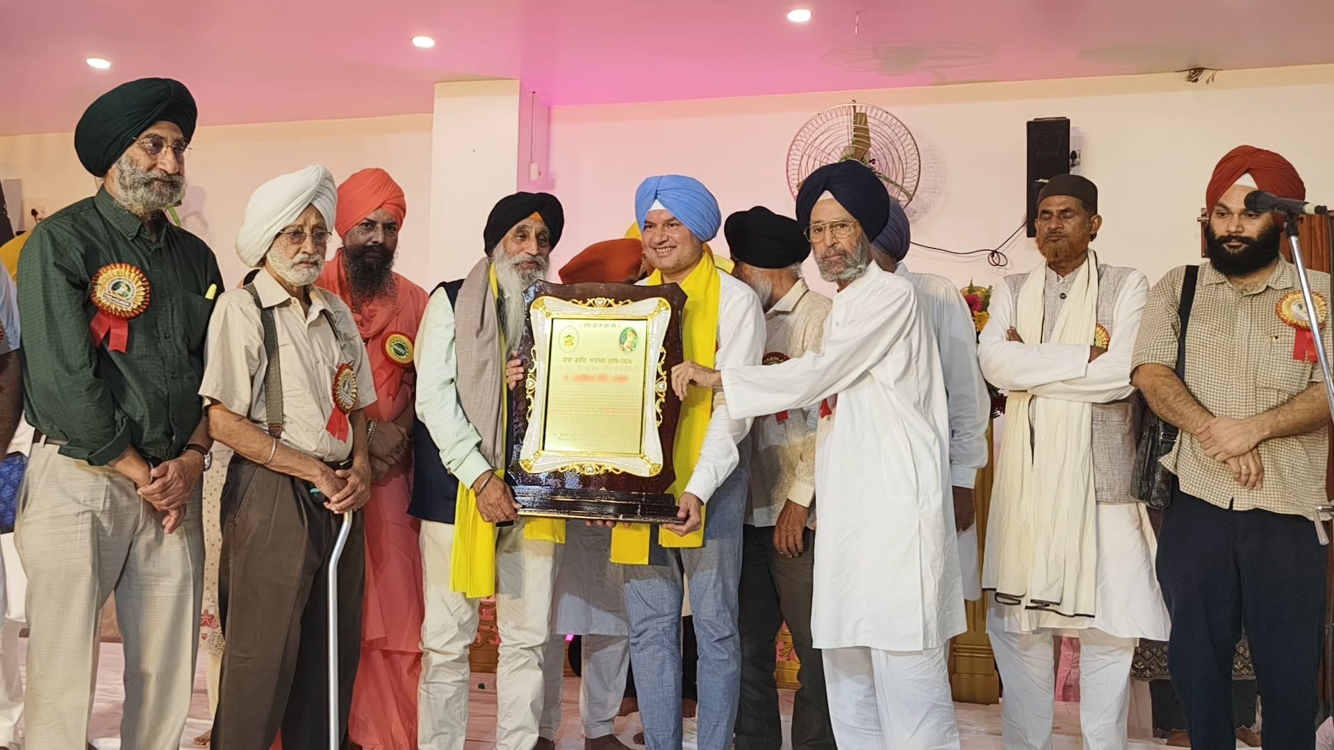 फरीदकोट के गुरुद्वारा गोदड़ी साहिब में शख्सियतों को सम्मानित करते बाबा फरीद संस्थाओं के अध्यक्ष 