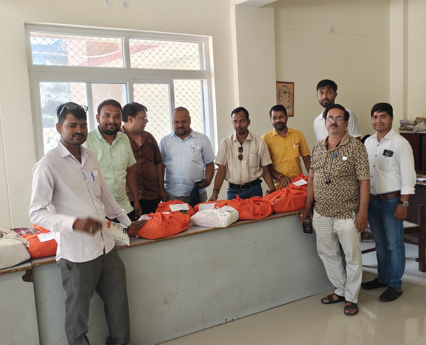 फोटो-10 उरई में अतिरिक्त कार्यक्षेत्र का काम छोड़कर बस्ते जमा करने जाते लेखपाल। संवाद