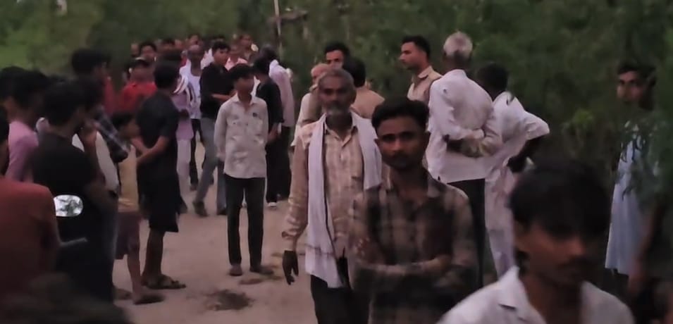 फोटो 22 एचएएमपी 05- घटना स्थल पर मौजूद लोग।   संवाद