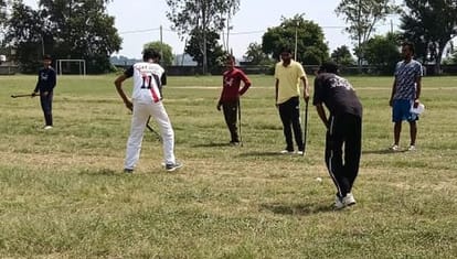 फोटो 22 एमएएचपी 07 परिचय-हॉकी के चयन ट्रायल में खिलाड़ियों का हुनर परखते कोच। स्रोत: विभाग