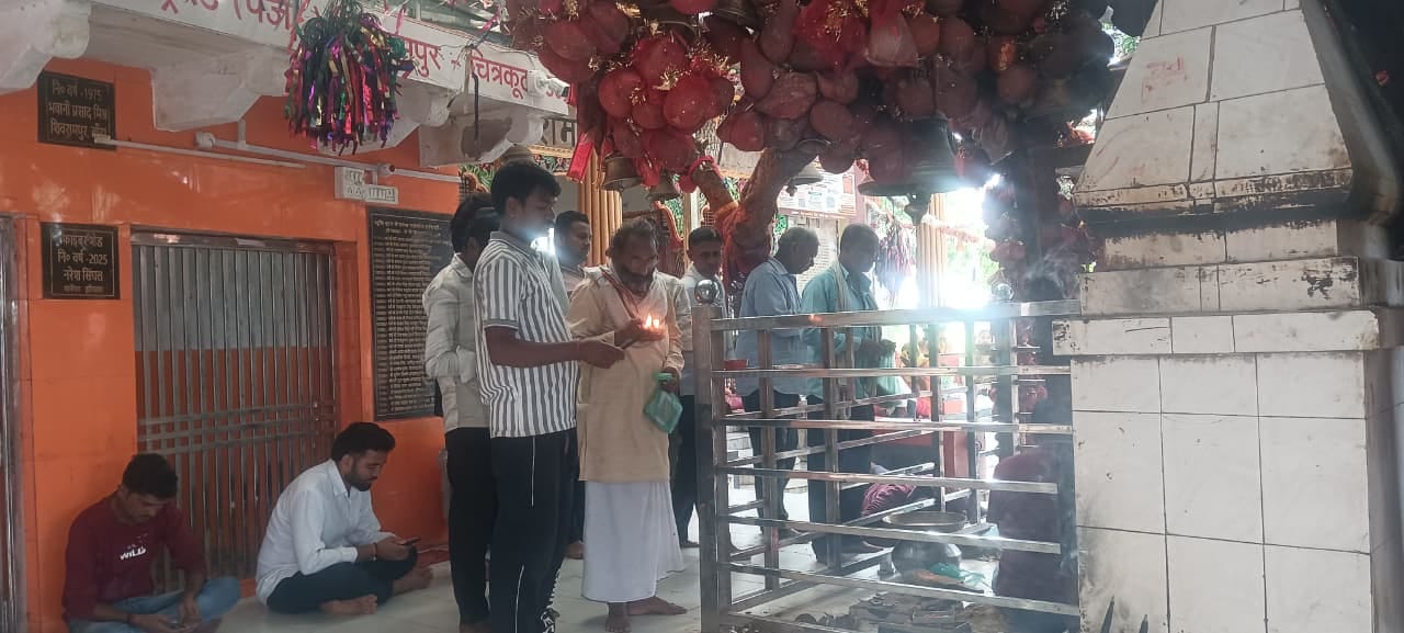 फोटो 22 सीकेटीपी 19 लाइना बाबा मंदिर में पूजन करते श्रद्धालु। संवाद