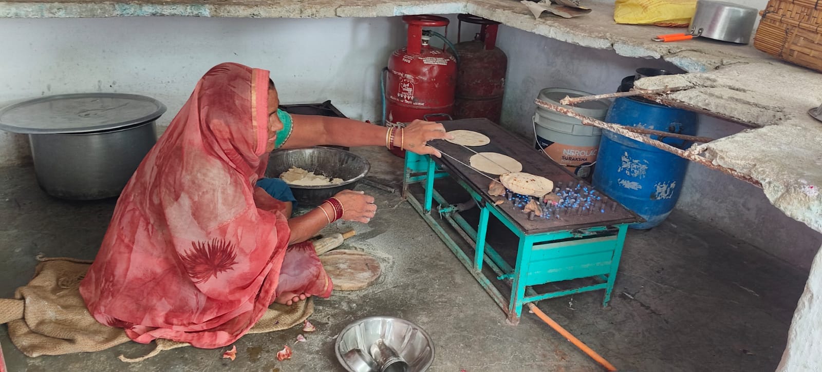 फोटो 23 एचएएमपी 10- स्कूल की रसोई में गैस चूल्हे पर रोटी सेंकती रसोइया। संवाद