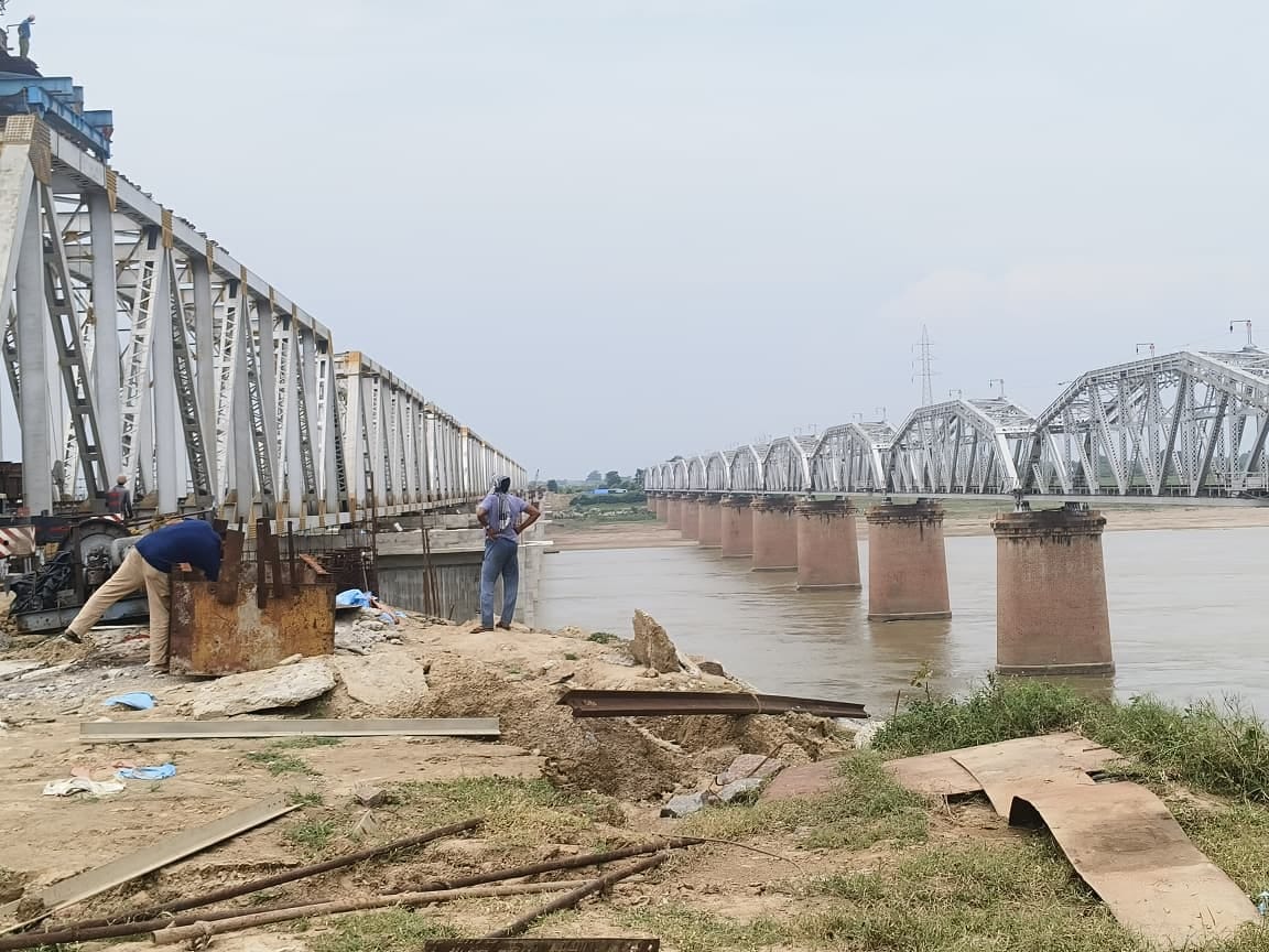 फोटो 23 एचएएमपी 13- पत्योरा गांव स्थिति यमुना नदी पर बना समानांतर रेलवे पुल। संवाद