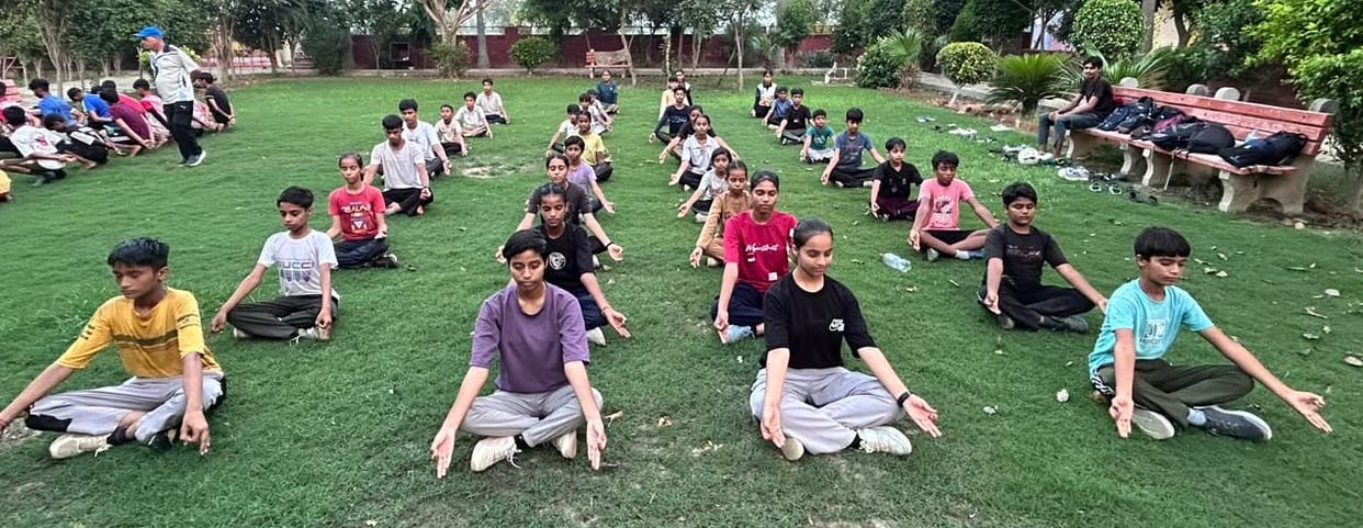 2400 players performed yoga under the Seva Sankalp Abhiyan.