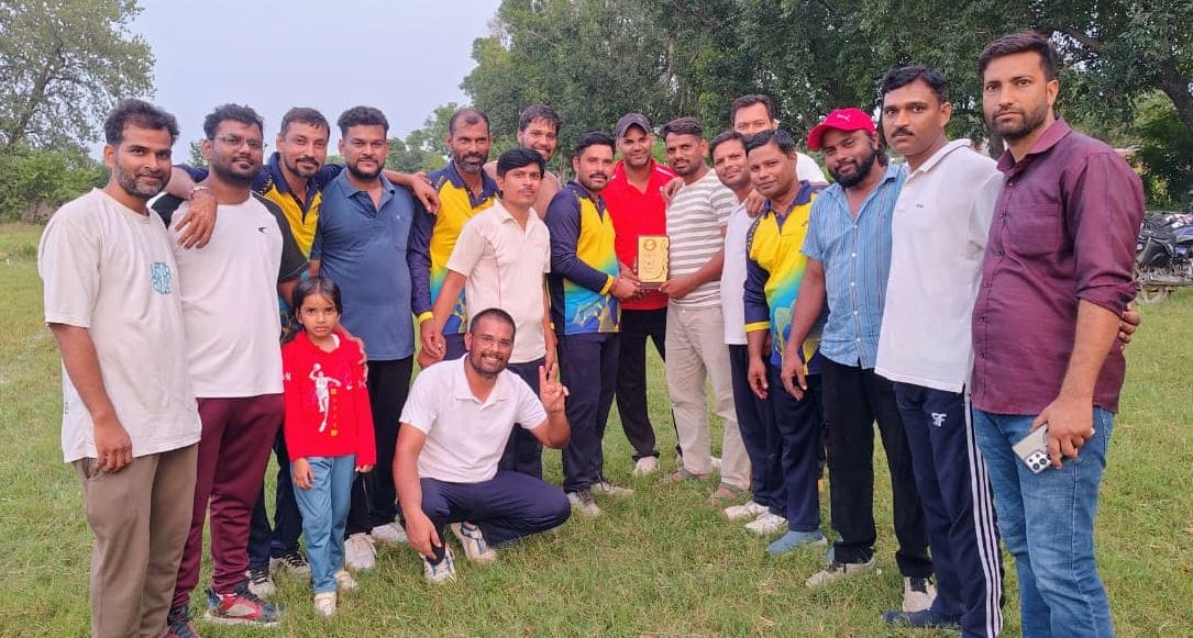फोटो 27 किशनी के दीपक को मैन ऑफ द मैच का पुरस्कार प्रदान करते कृपाल सिंह। स्रोत आयोजक