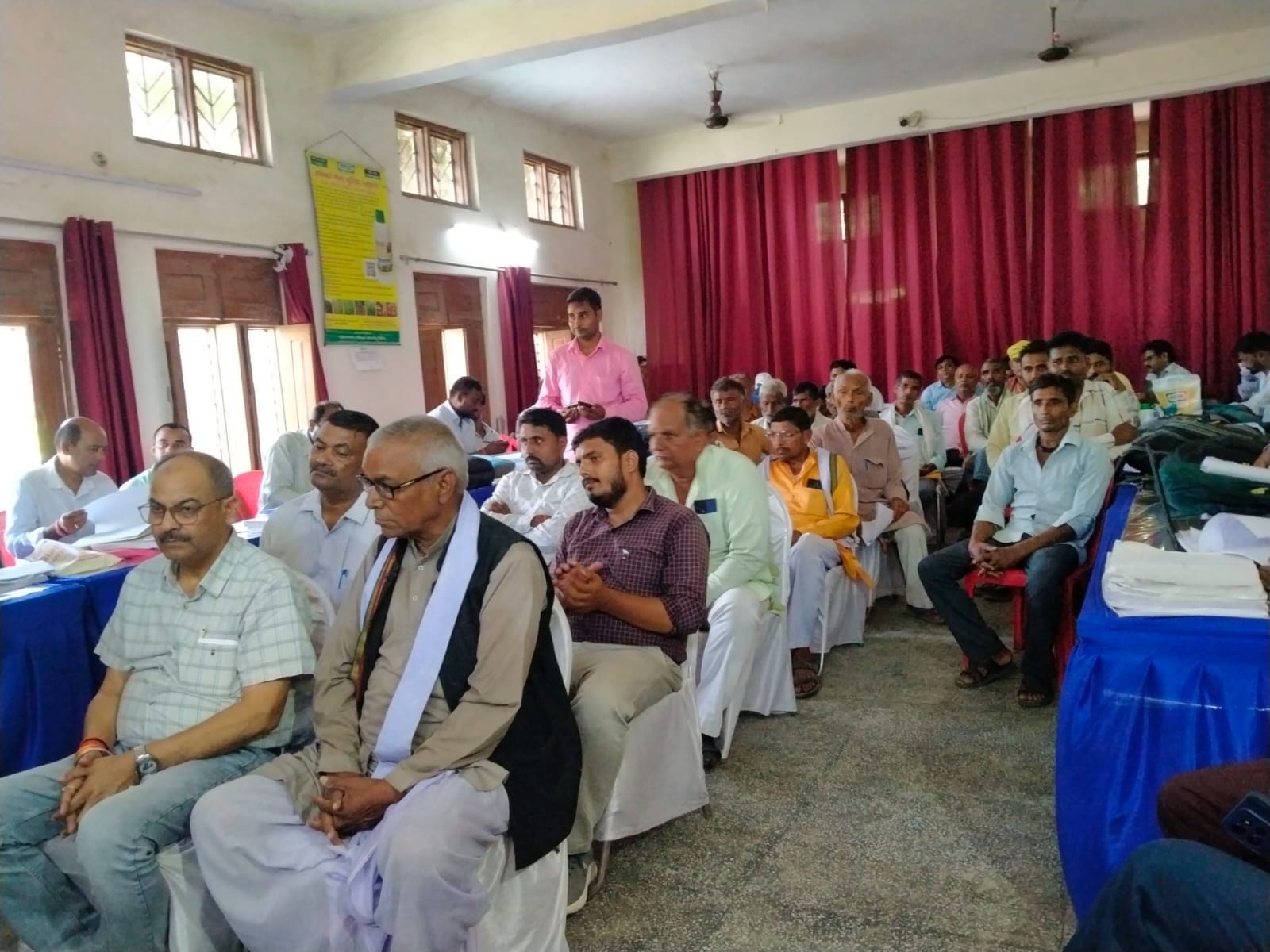 फोटो-28-बलरामपुर के गन्ना समिति बलरामपुर में आयोजित मेले में मौजूद किसान ।-संवाद