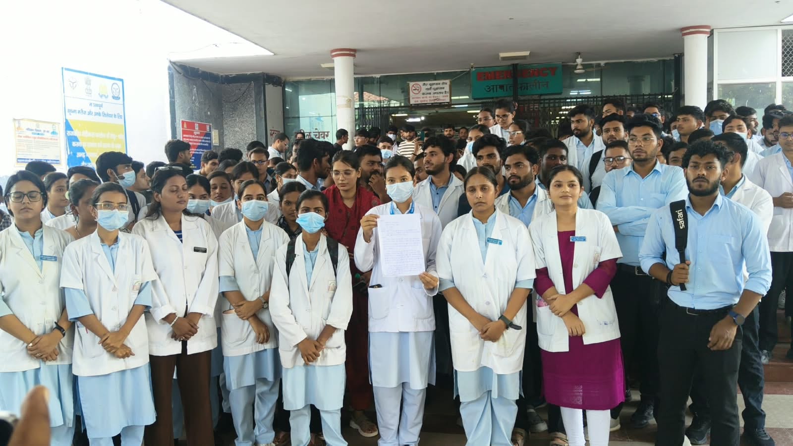 फोटो - 28 इमरजेंसी के बाहर विरोध करते नर्सिंग कॉलेज के छात्र छात्राएं। संवाद