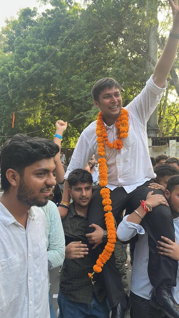 फोटो 34 दिल्ली में अध्यक्ष चुने जाने के बाद शिवांश मिश्रा को कंधे पर बैठाए साथी। स्रोत परिजन