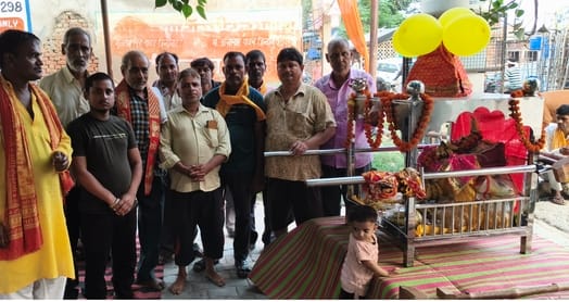 फोटो 35 वामन महाराज का हिंडोला निकालते लोग। संवाद