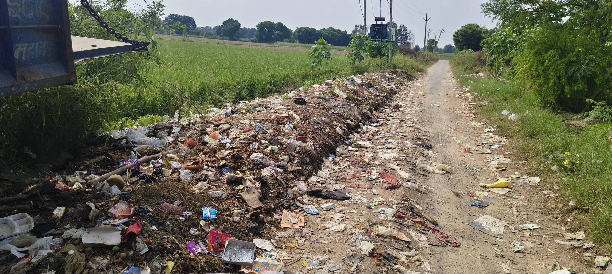 फोटो: 37 गोपियापुरा गांव के मुख्य मार्ग पर गंदगी का अंबार। स्रोत ग्रामीण