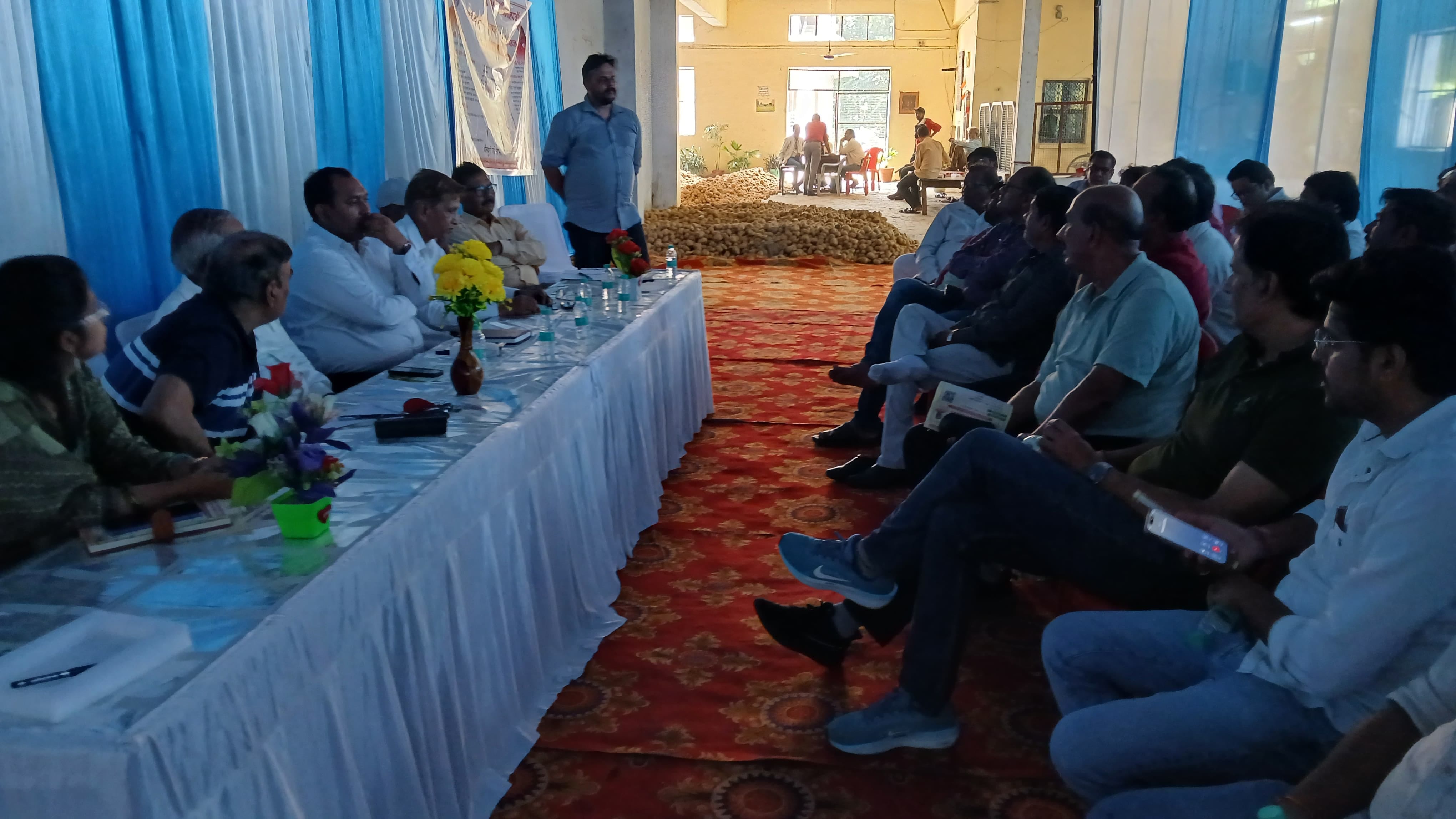 फोटो 37 मुनीम जी कोल्ड स्टोरेज में किसानों और कोल्ड स्टोरेज संचालकों से बात करते उद्यान विभाग क