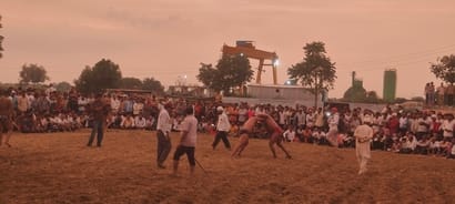 फोटो: 38 दंगल में दांव पेच दिखाते पहलवान। स्रोत आयोजक