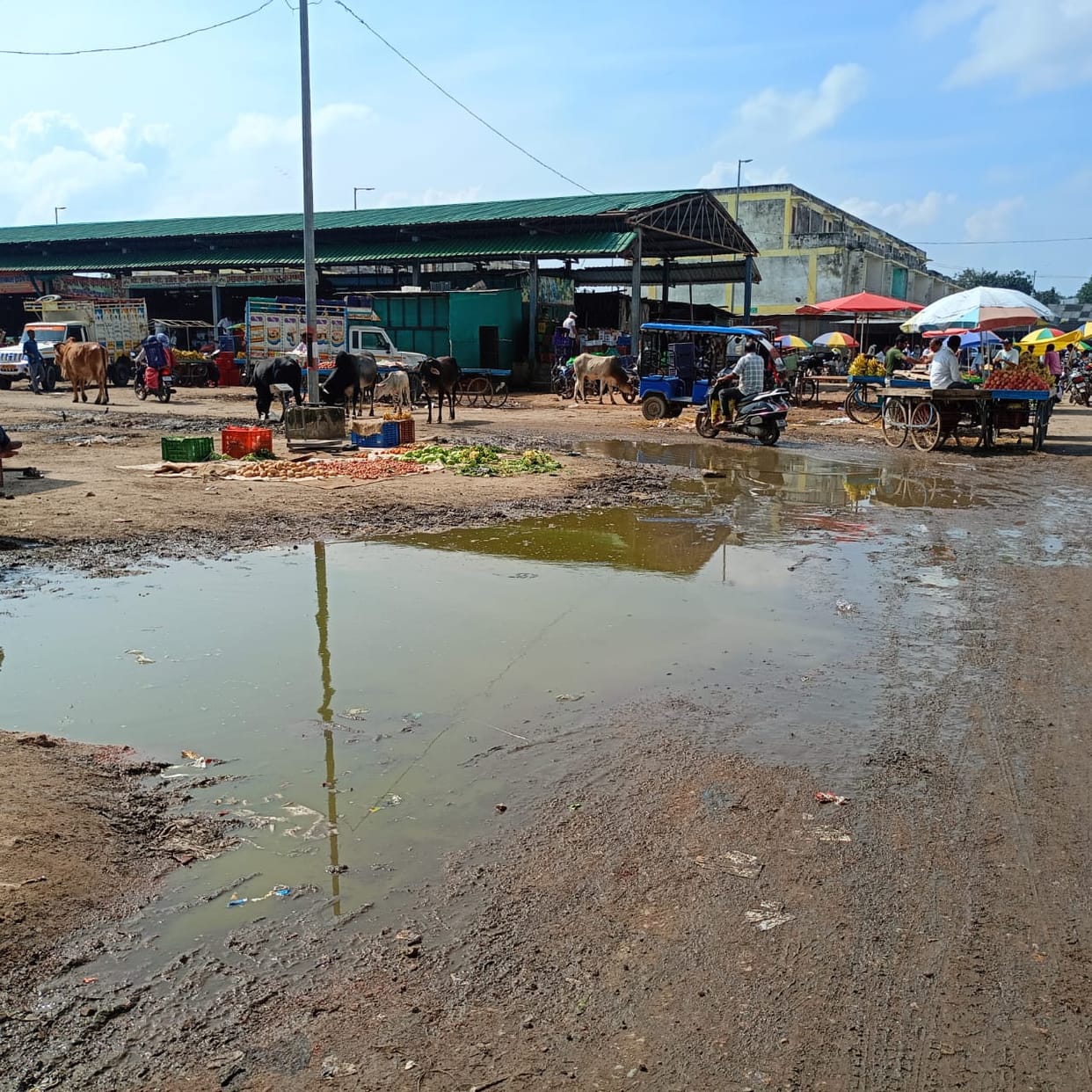 Mud and waterlogging in the vegetable market
