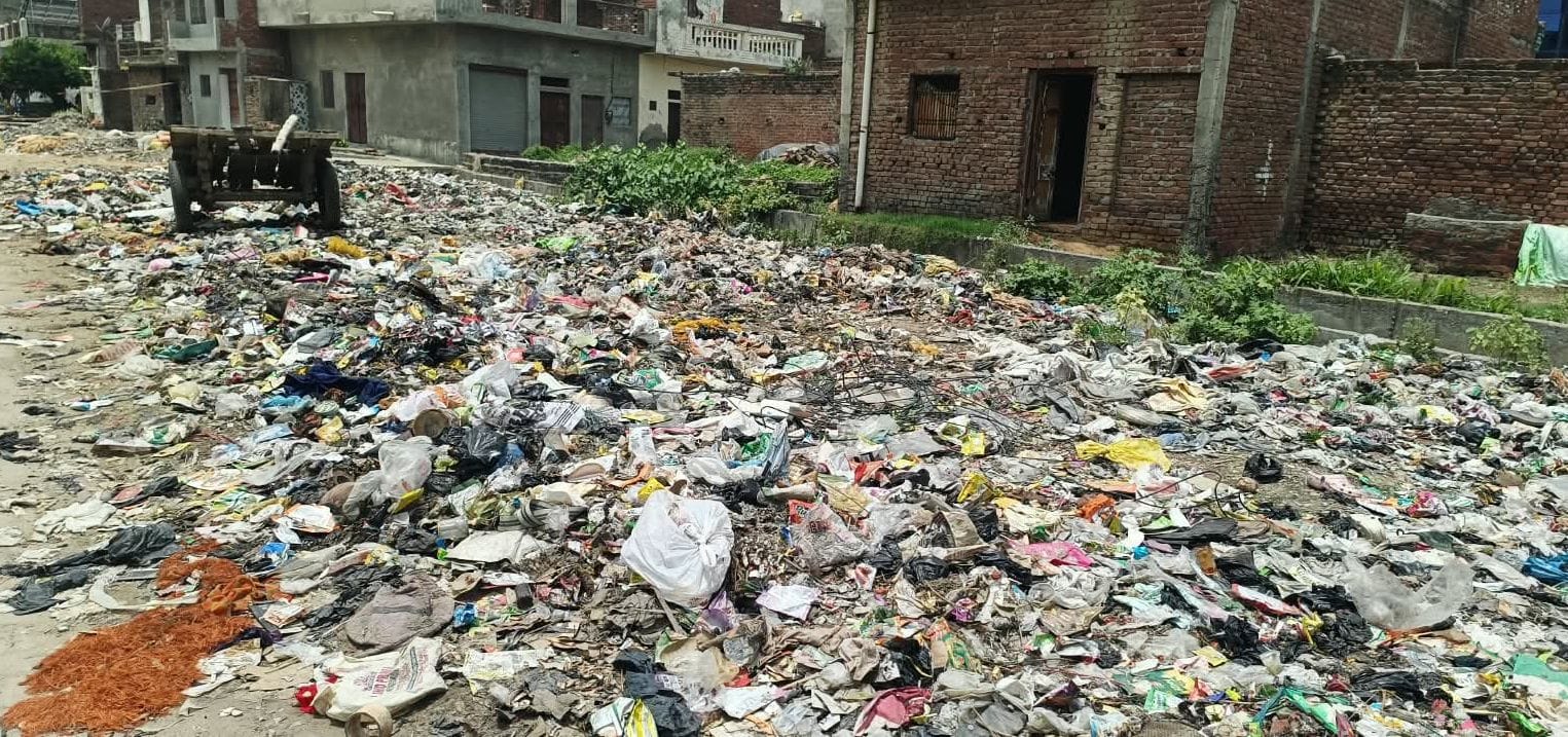 फोटो10कासगंज के सिटी मौहल्ला में आरपीएफ बैरक के पास सड़क पर बिखरा पड़ा कूड़ा। संवाद