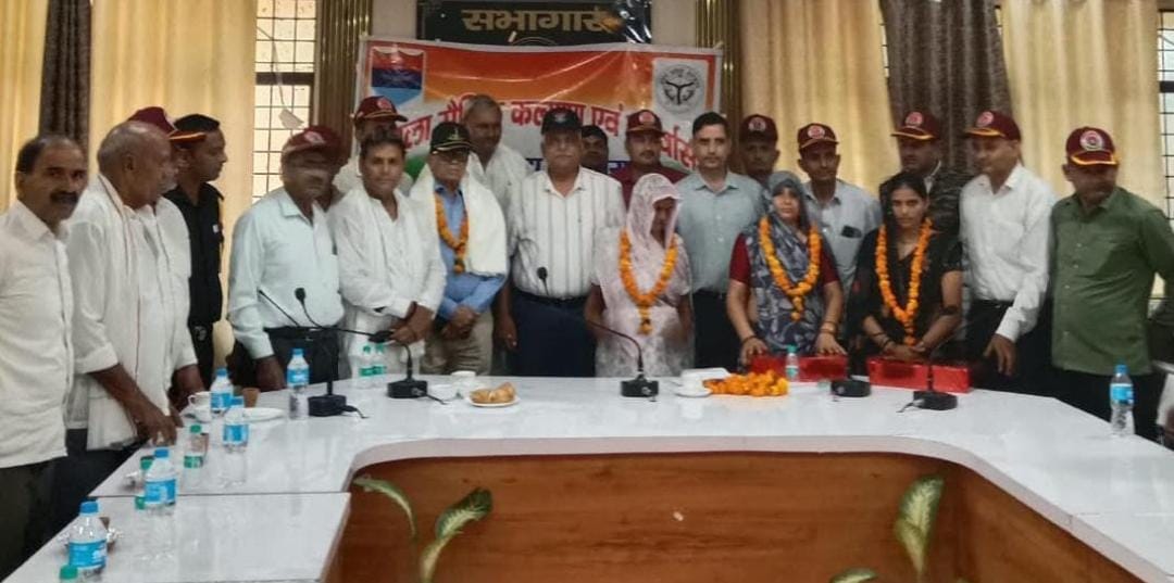 Ex-servicemen and Veer Naris (brave women/widows of martyrs) were honored.